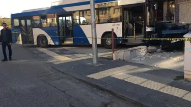Ankara'da belediye otobüsü, otomobillere çarptı: 4 yaralı