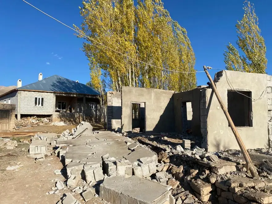 Van'da kullanılmayan evini yıkan kişi duvarın altında kalarak öldü 