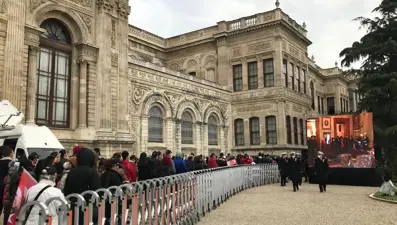 Vatandaşlar, Dolmabahçe Sarayı'nda Atatürk'ü andı