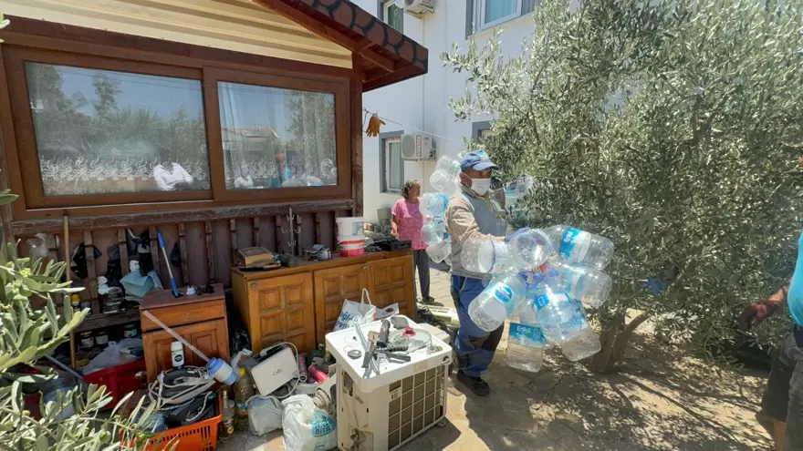 Muğla'da çevreye yayılan kötü koku ekipleri harekete geçirdi! Çöp evin içinden çıkanları gören şaşırdı 6