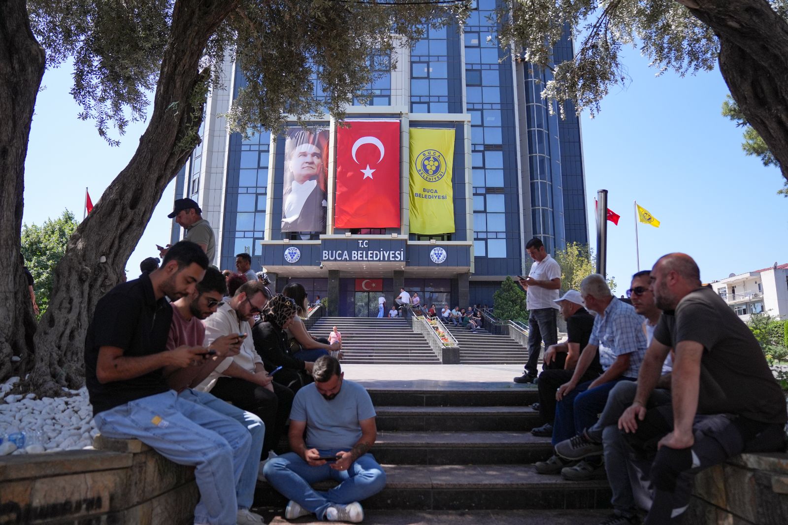 Ücretlerini alamayan işçiler oturma eylemi yaptı