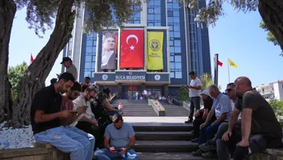 Ücretlerini alamayan işçiler oturma eylemi yaptı