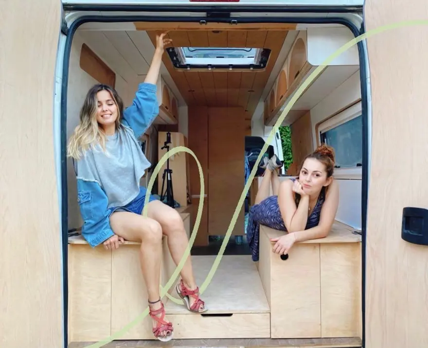 İki kız kardeş yaptıkları karavanla Türkiye'yi gezdi İki kız kardeş yaptıkları karavanla Türkiye'yi gezdi