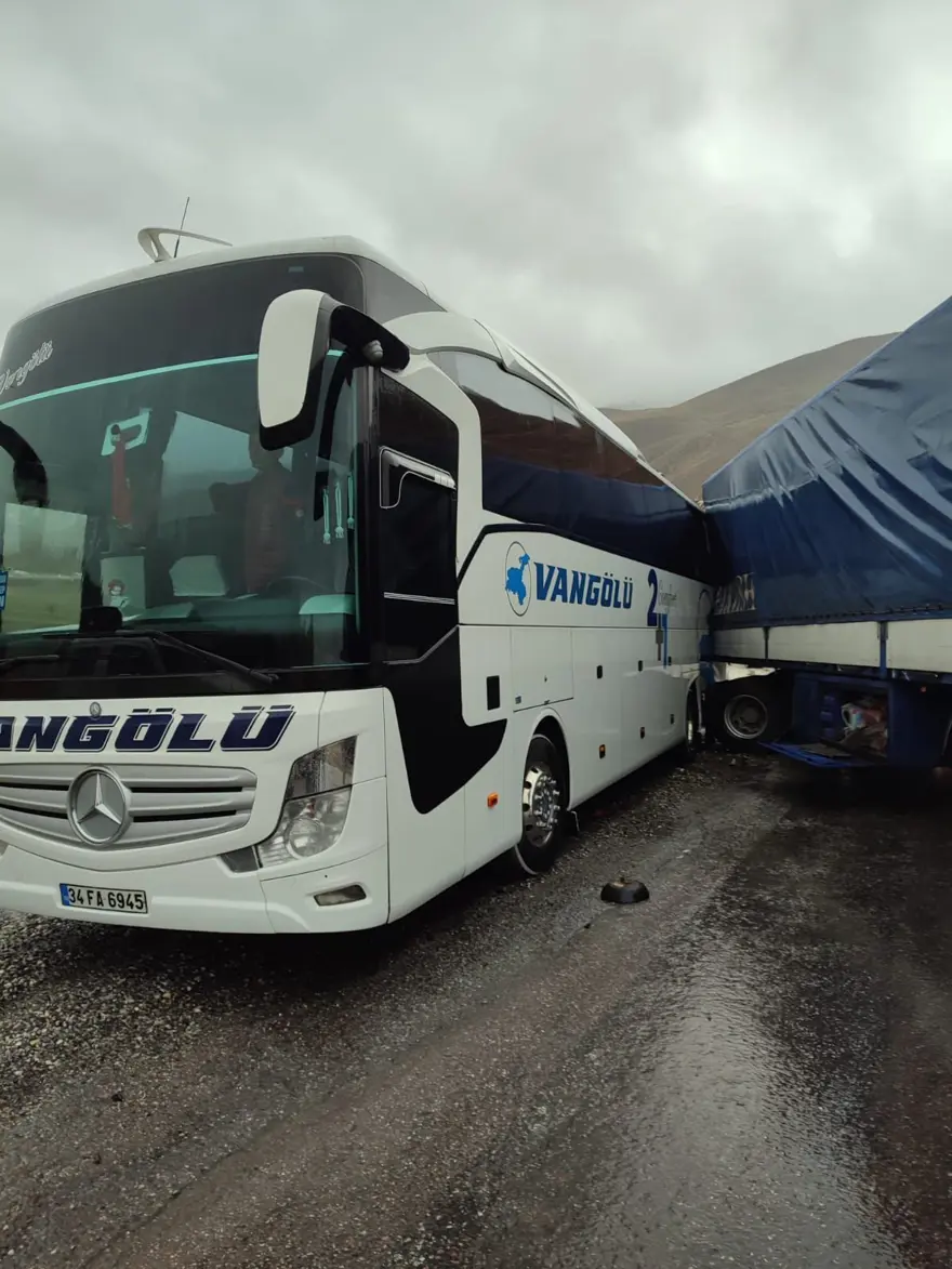 Hakkari'de zincirleme kaza: 3 ölü, 7 yaralı 1 Hakkari'de zincirleme kaza: 3 ölü, 7 yaralı 1