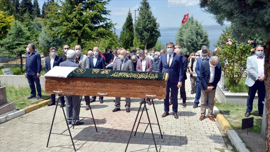 Yazar Oruç Aruoba son yolculuğuna uğurlandı