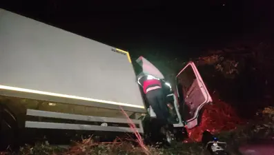 Kamyonet şarampole devrildi: 1 ağır yaralı
