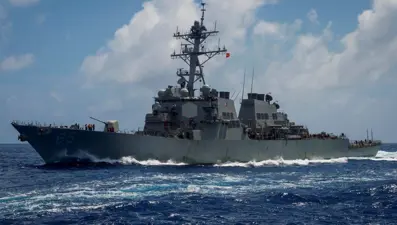 ABD destroyeri balıkçı teknesine saldırdı