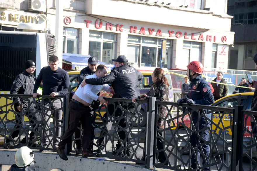 Rusya-Ukrayna savaşını protesto etmek için Taksim'de intihar girişimi 1