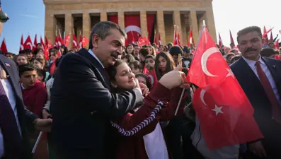 Bakan Tekin ve çocuklar Anıtkabir'de