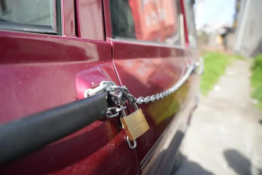 Samsun'da esnaftan hırsızlara karşı ilginç yöntem: Otomobilini zincire vurdu 