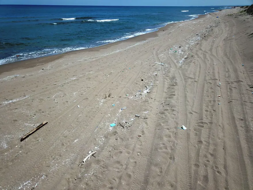 Kaderine terk edildi: 2 kilometrelik kumsal çöple kaplandı 7