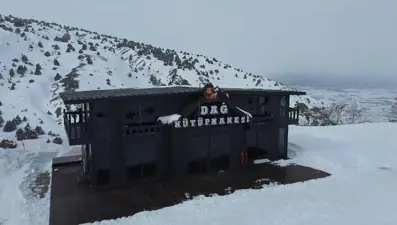 Türkiye ve dünyada ilk: Zirvede dağ kütüphanesi