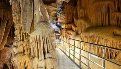 Gümüşhane'deki Karaca Mağarası'na turist akını