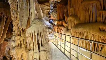 Gümüşhane'deki Karaca Mağarası'na turist akını