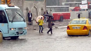 İstanbul'da yaz yağmuru can aldı İstanbul'da yaz yağmuru can aldı