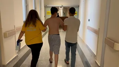 Çocuk havuzda ayağı kayarak yaralandı