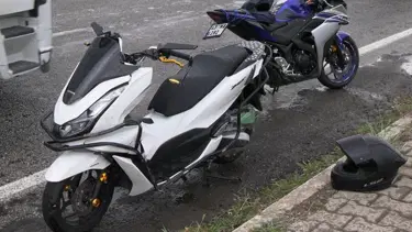 Motosiklet ile otomobil çarpıştı