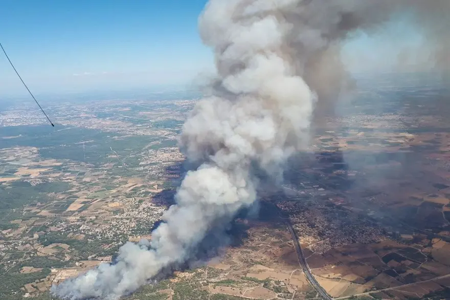Fransa'nın güneyindeki yangın 700 hektar alanı kül etti 1