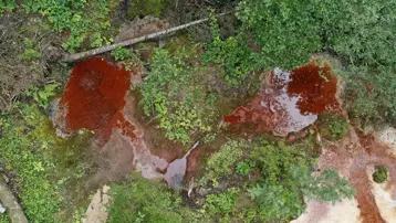 Kızıl renkteki suyu ve travertenleriyle büyük ilgi görüyor