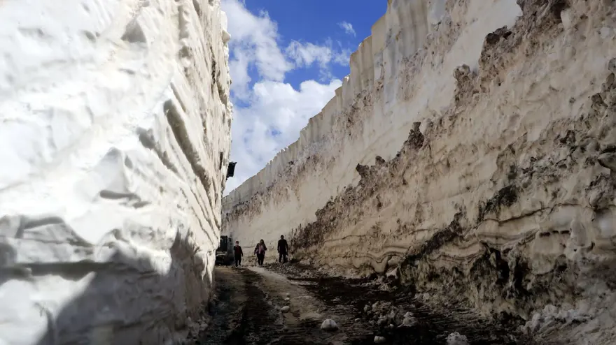 Yüksekova'da, mayıs sonu 8 metrelik karla mücadele 2