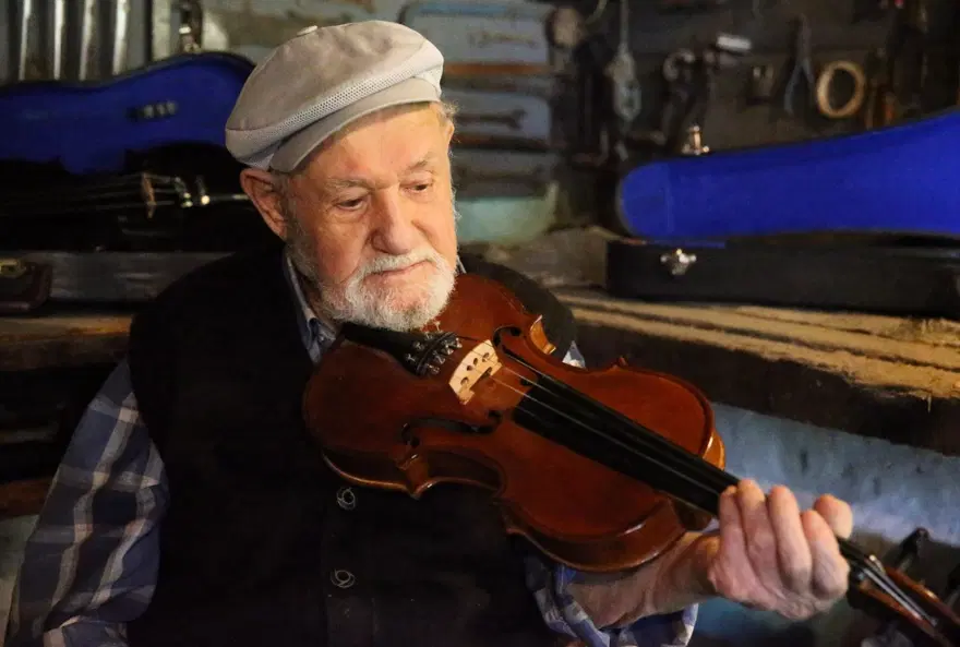 Yusuf dede kömürlükte ürettiği kemanları dünyaya satıyor: ''Bu işi severek yapmak lazım'' 4