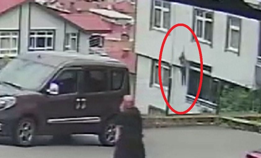 Cam silen kadının 5'inci kattan düşme anı kamerada