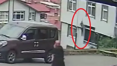 Cam silen kadının 5'inci kattan düşme anı kamerada