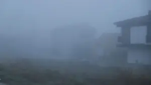 Yoğun sis etkili oldu: Binalar gözden kayboldu