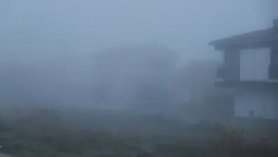 Yoğun sis etkili oldu: Binalar gözden kayboldu