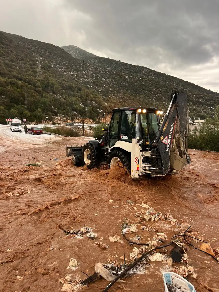 Antalya'da sel ve dolu: Yollar kapandı, sahiller çamur rengine döndü 10