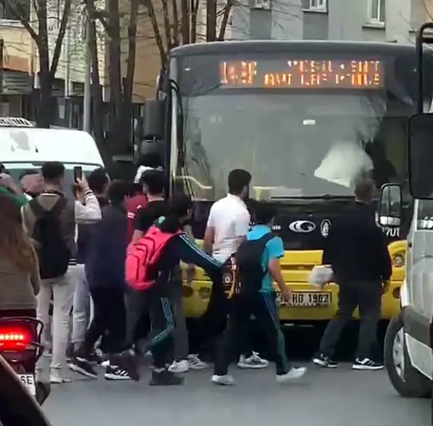 Avcılar'da yol tartışması: İETT şoförüne yumruklu saldırı Avcılar'da yol tartışması: İETT şoförüne yumruklu saldırı