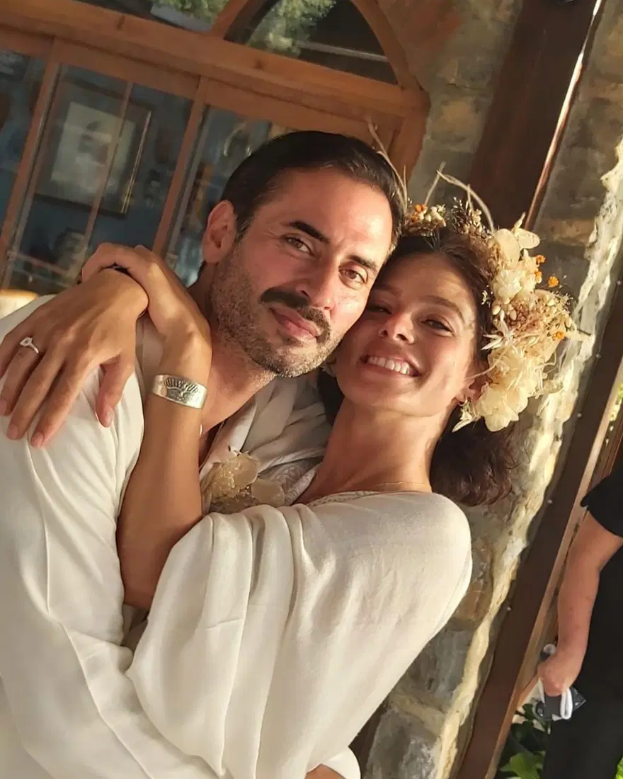 Özge Özpirinçci ve Burak Yamantürk'ten romantik yıl dönümü kutlaması 