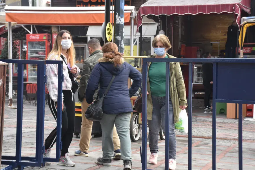 'Çok yüksek riskli' Edirne'de iki caddeye girişler bariyerlerle kapatıldı 1