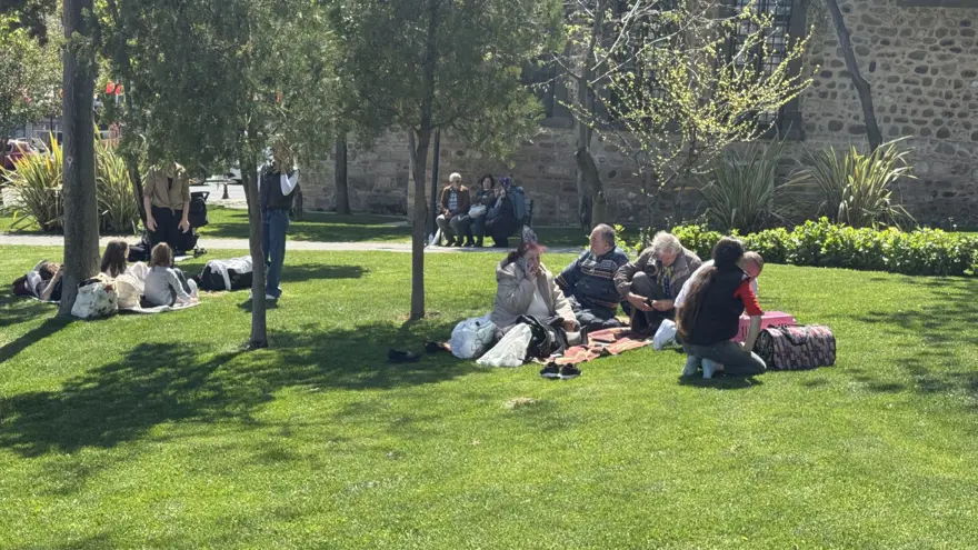 Depremin ardından park ve bahçeler doldu 8