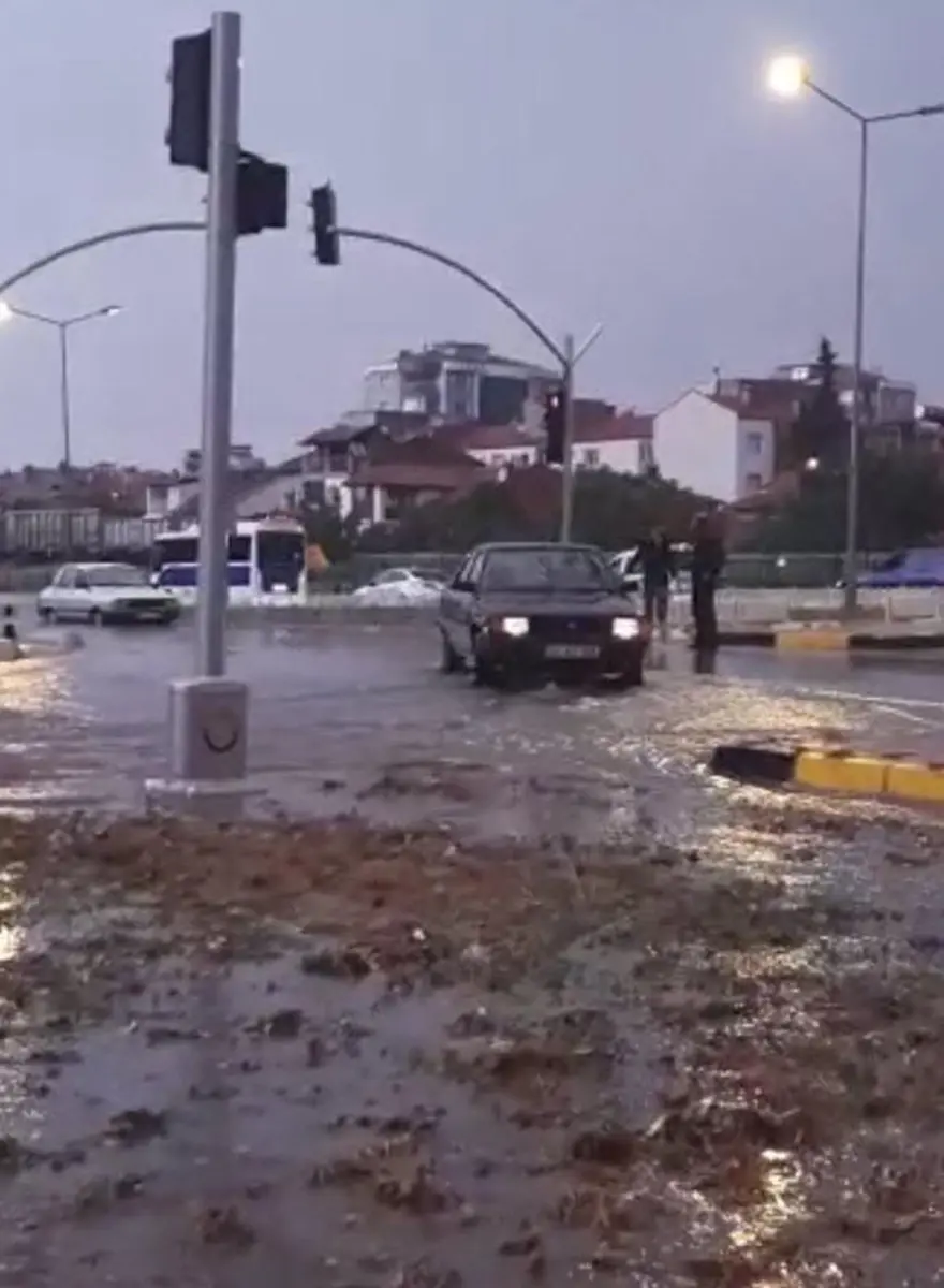 Uşak'ta sağanak: Yollar göle döndü, evleri su bastı 2