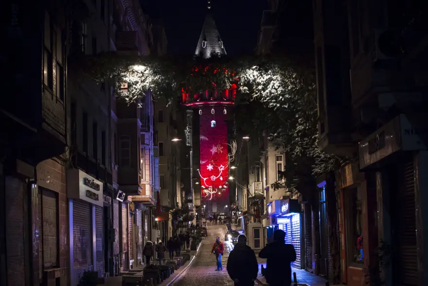 Galata Kulesi kırmızı beyaza büründü 6