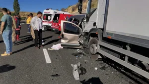 Malatya'da TIR ile hafif ticari araç çarpıştı: 6 ölü Malatya'da TIR ile hafif ticari araç çarpıştı: 6 ölü