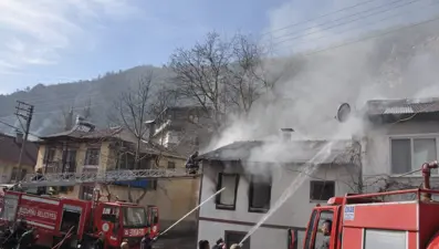 Bolu'da korkutan yangın, alevler yan eve sıçradı