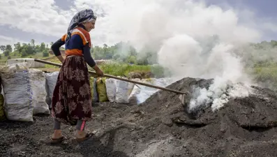 Ekmeklerini mangal kömüründen çıkarıyorlar