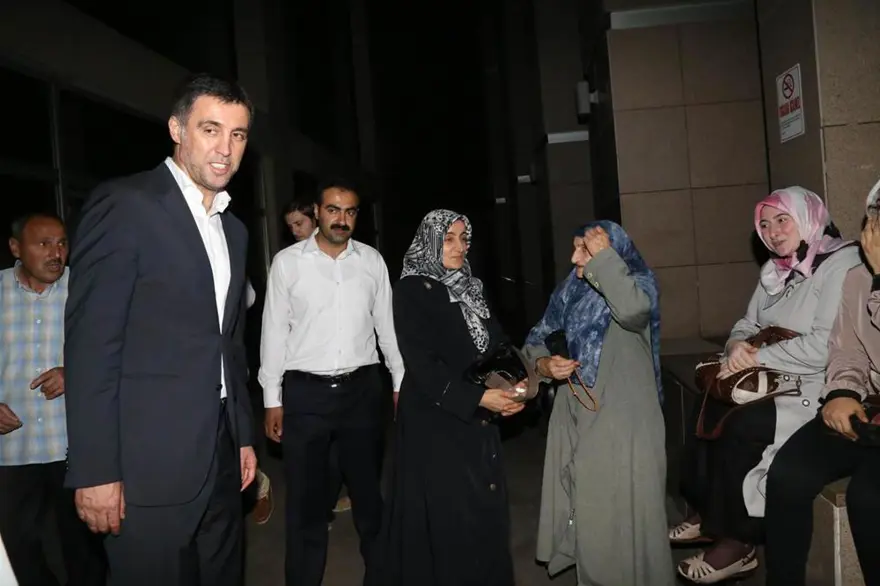 Hakan Şükür destek için adliye önünde 5