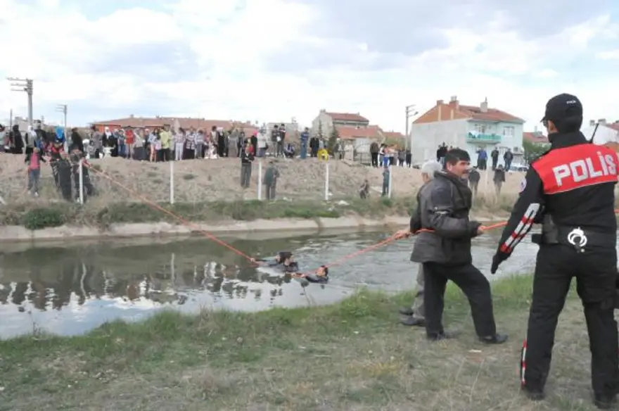 İki kız öğrenci kanala atladı, biri öldü 5