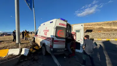 Ağrı’da ambulans kazaya karıştı: 2'si ağır 7 yaralı