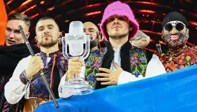 Eurovision'u kazanan Ukraynalı müzik grubu Kalush, kupalarını Ukrayna Savaşı'na destek olmak için sattı