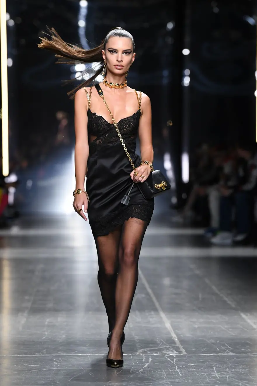 Emily Ratajkowski ve Bella Hadid defileye damga vurdu 1