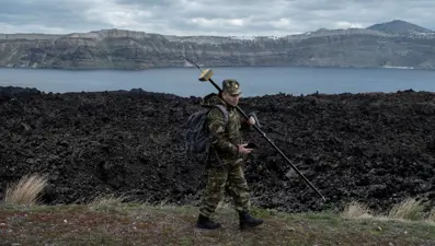 Santorini 6 santim yürüdü, volkan uyanabilir