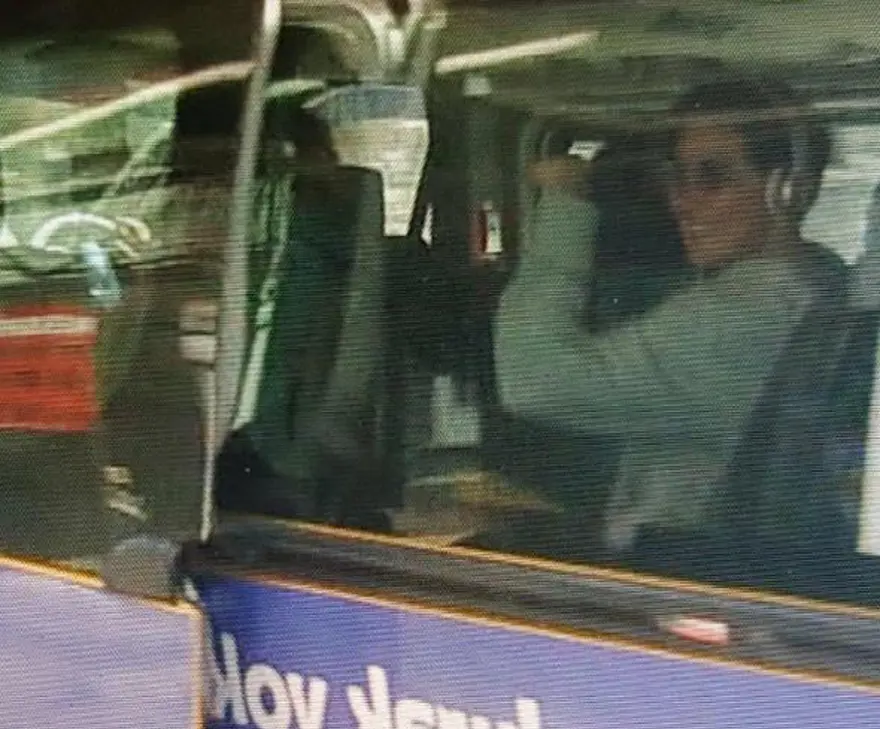 Oyuncu Merve Boluğur otobüste (Toplu taşıma kullanan ünlüler) 18