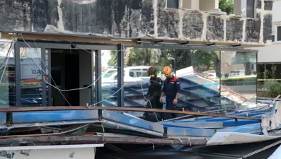 6 katlı binanın dış cephe kaplamaları çöktü: Ortalık savaş alanına döndü
