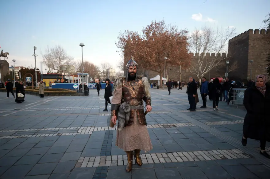 Giydiği kıyafeti çizme, yüzük, kılıç kınıyla tamamlıyor: 33 yaşındaki Gezer alp kıyafetliyle ilgi çekiyor 1