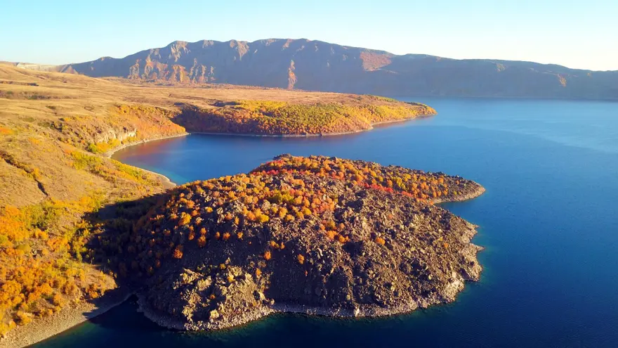 Nemrut Krater Gölü’nde sonbahar güzelliği eşliğinde çevre temizliği 11