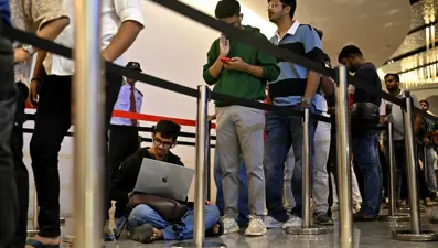 Hindistan'da iPhone 17 kuyruğunda kavga
